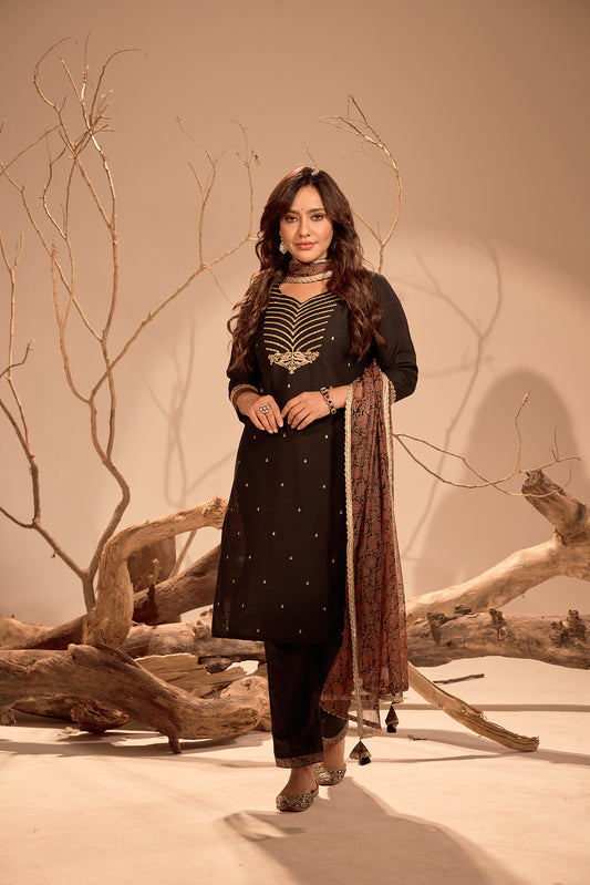 Span Black V Neck Silk Kurta Set wih Dupatta