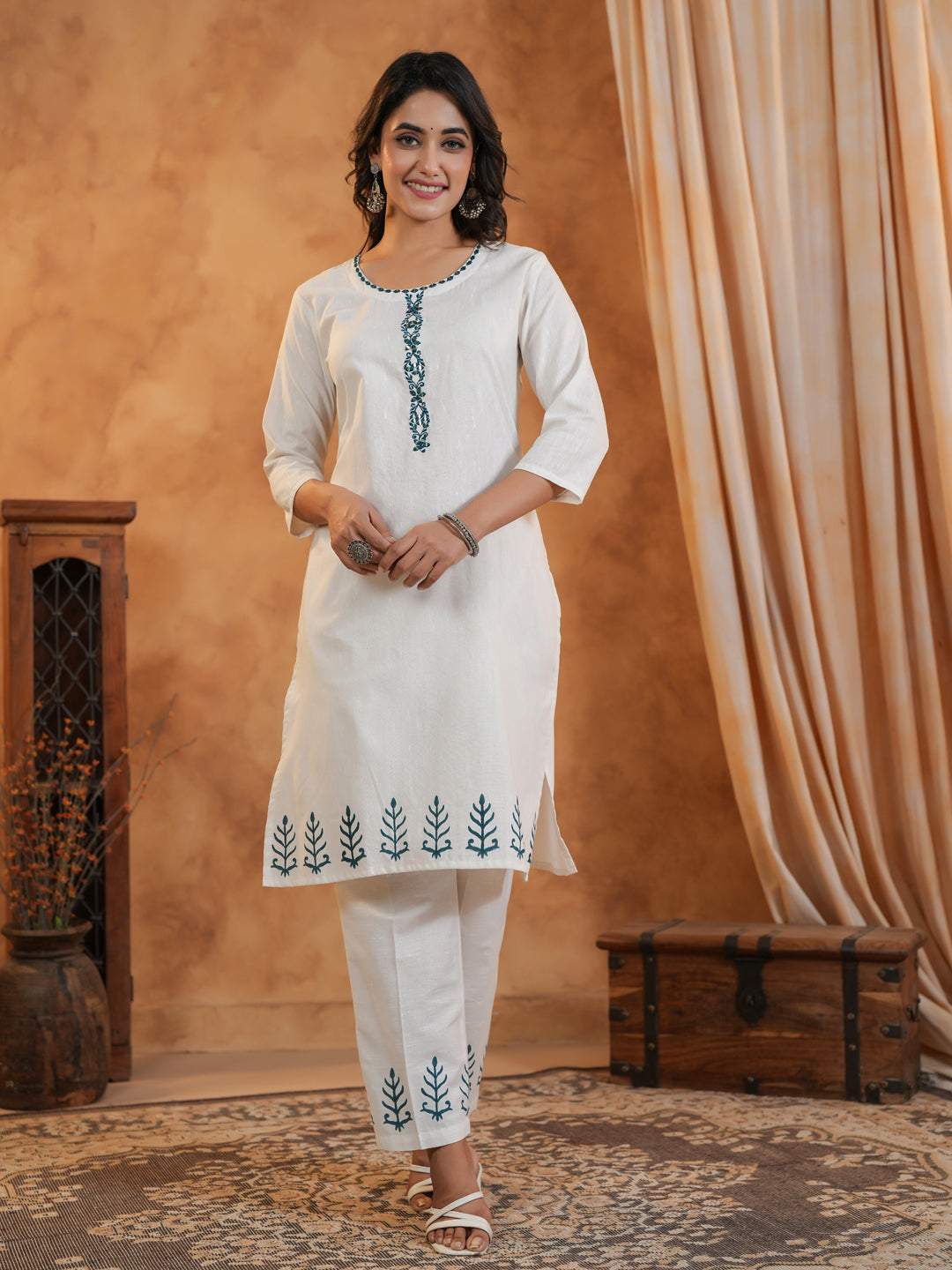 Span Off White Round Neck Kurta Set with Dupatta
