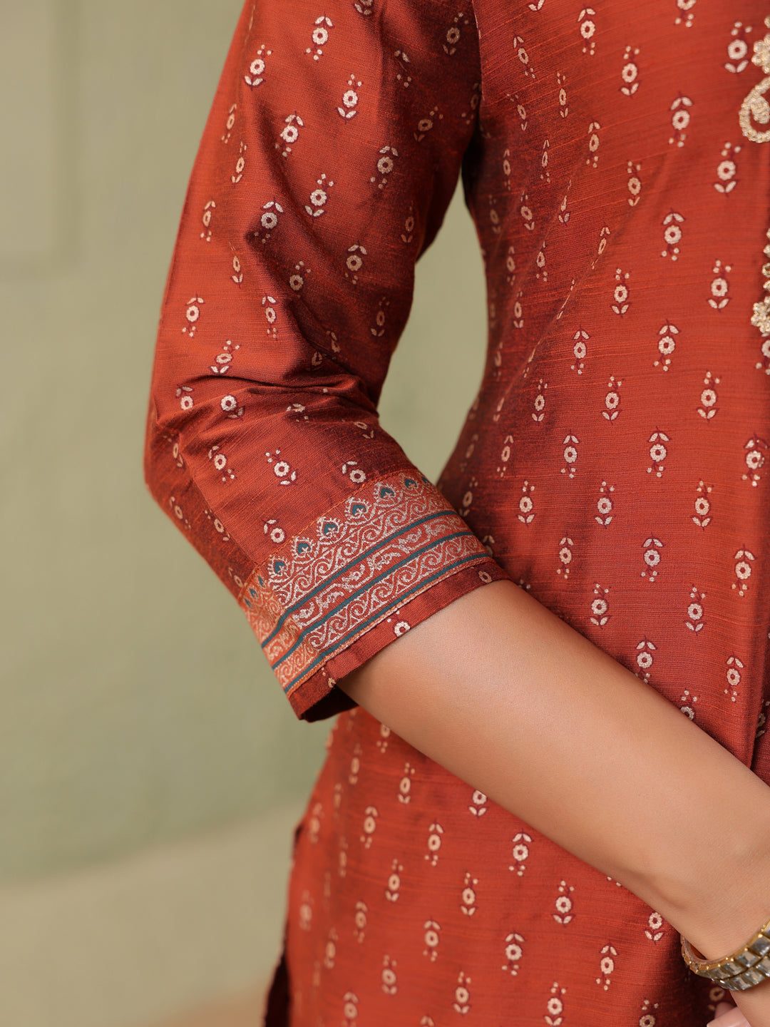 Span Maroon Round Neck Silk Kurta Set with Dupatta