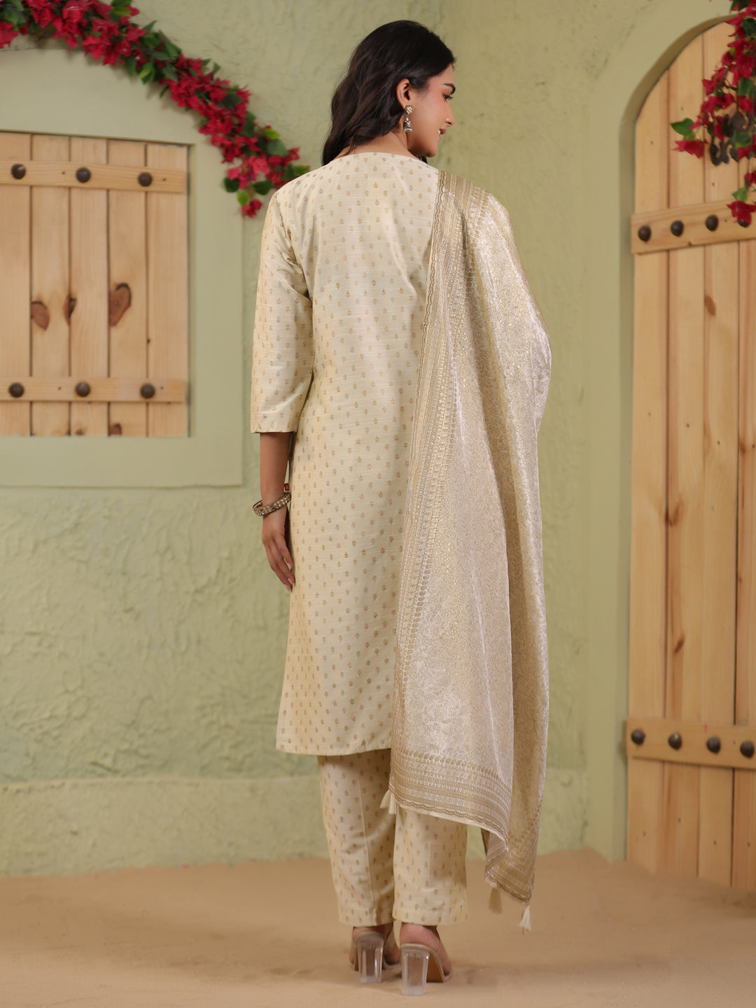 Span Ivory Round Neck Silk Kurta Set with Dupatta