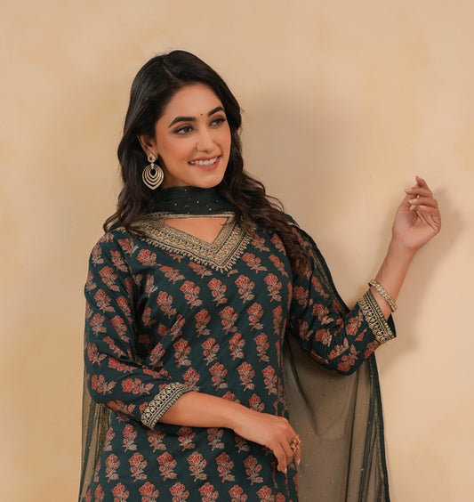 Span Green V Neck Silk Kurta Set with Dupatta