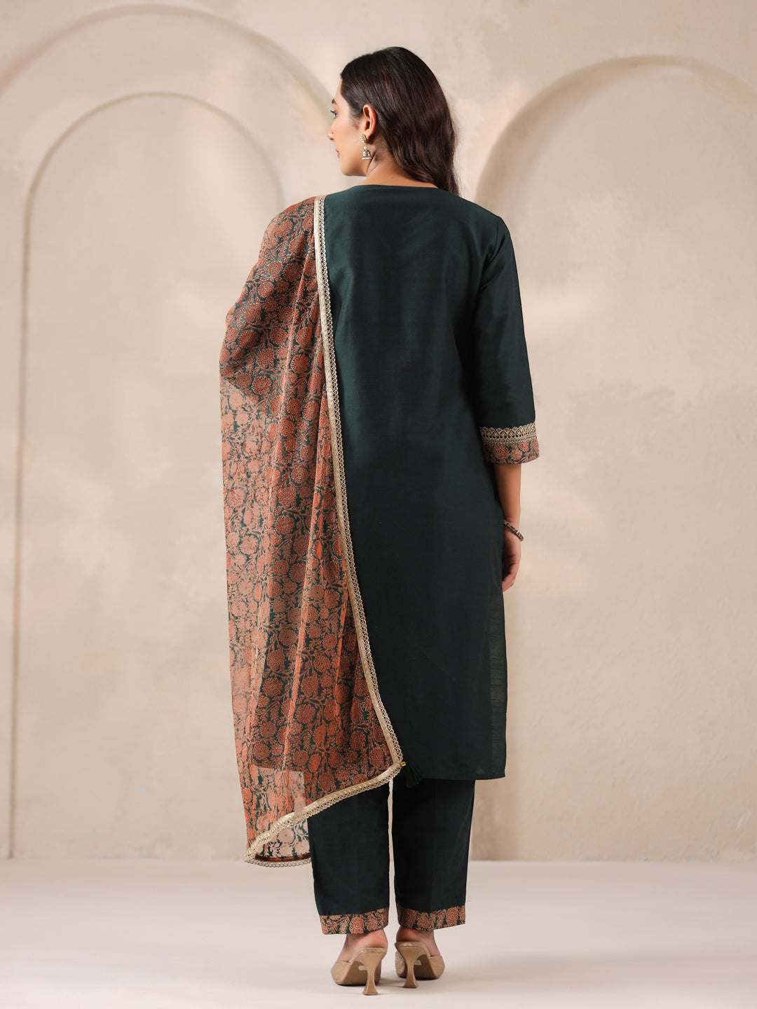 Span Green V Neck Silk Kurta Set with Dupatta
