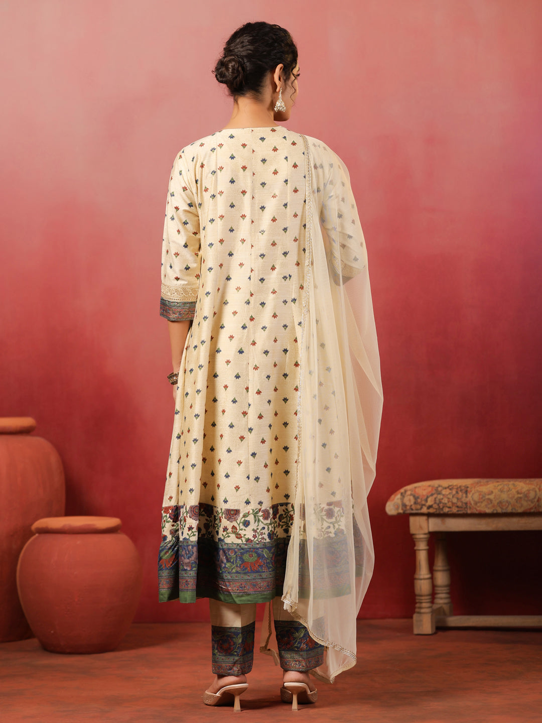 Span Ivory V Neck Silk Kurta Set with Dupatta