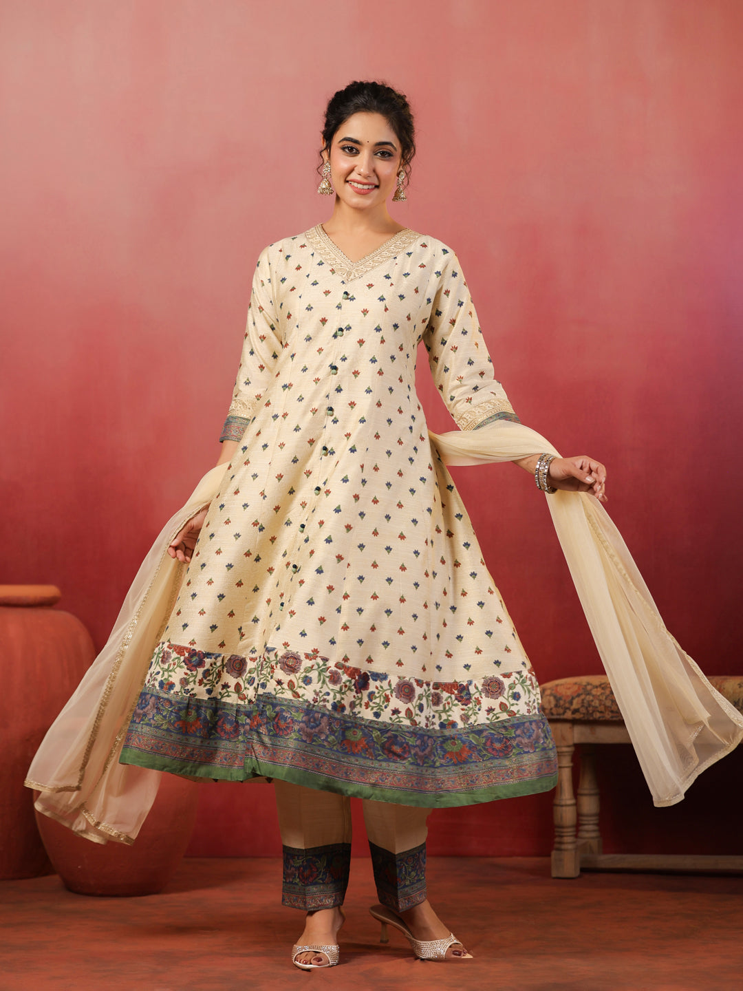 Span Ivory V Neck Silk Kurta Set with Dupatta