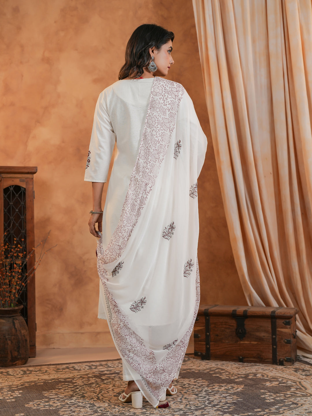 Span Off White V Neck Kurta Set with Dupatta