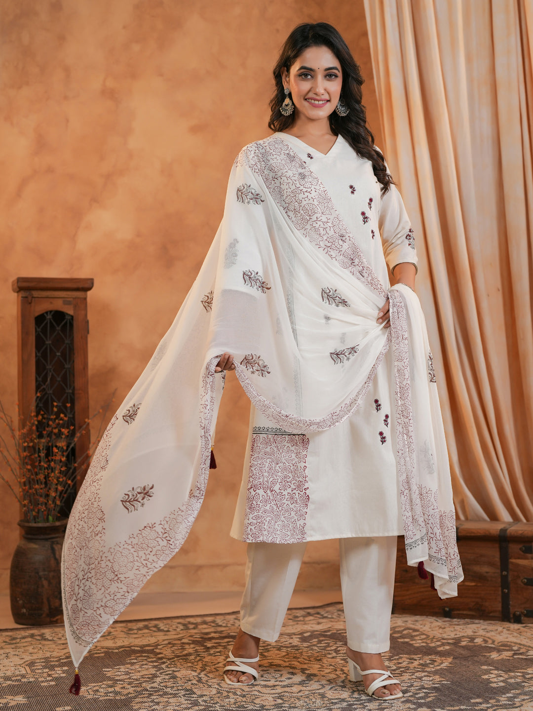 Span Off White V Neck Kurta Set with Dupatta