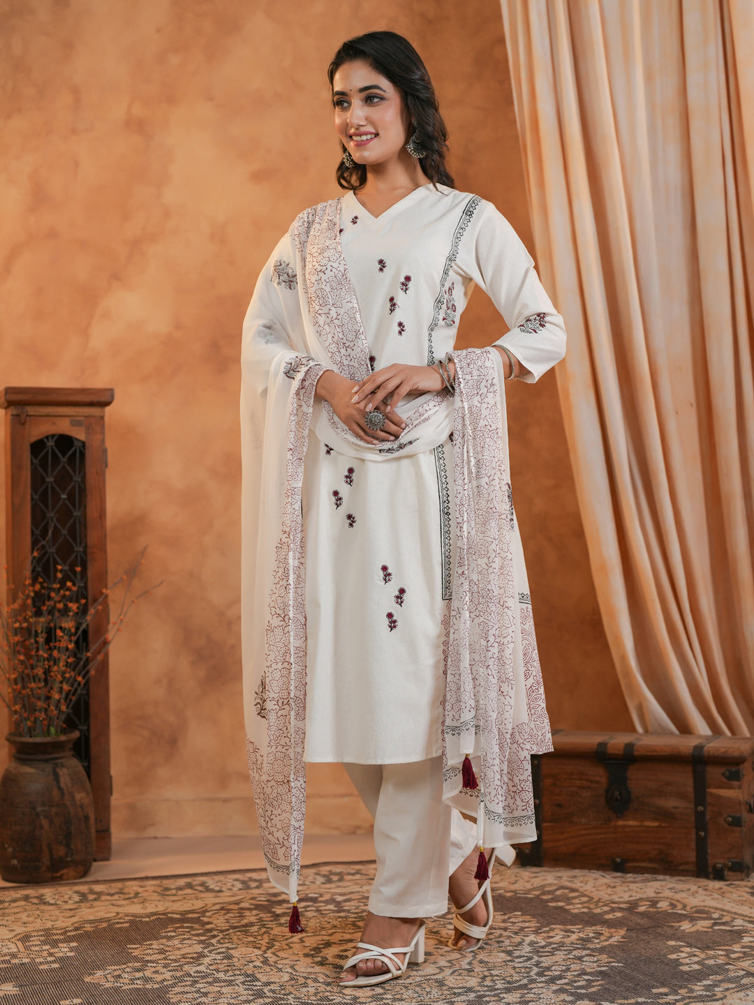 Span Off White V Neck Kurta Set with Dupatta