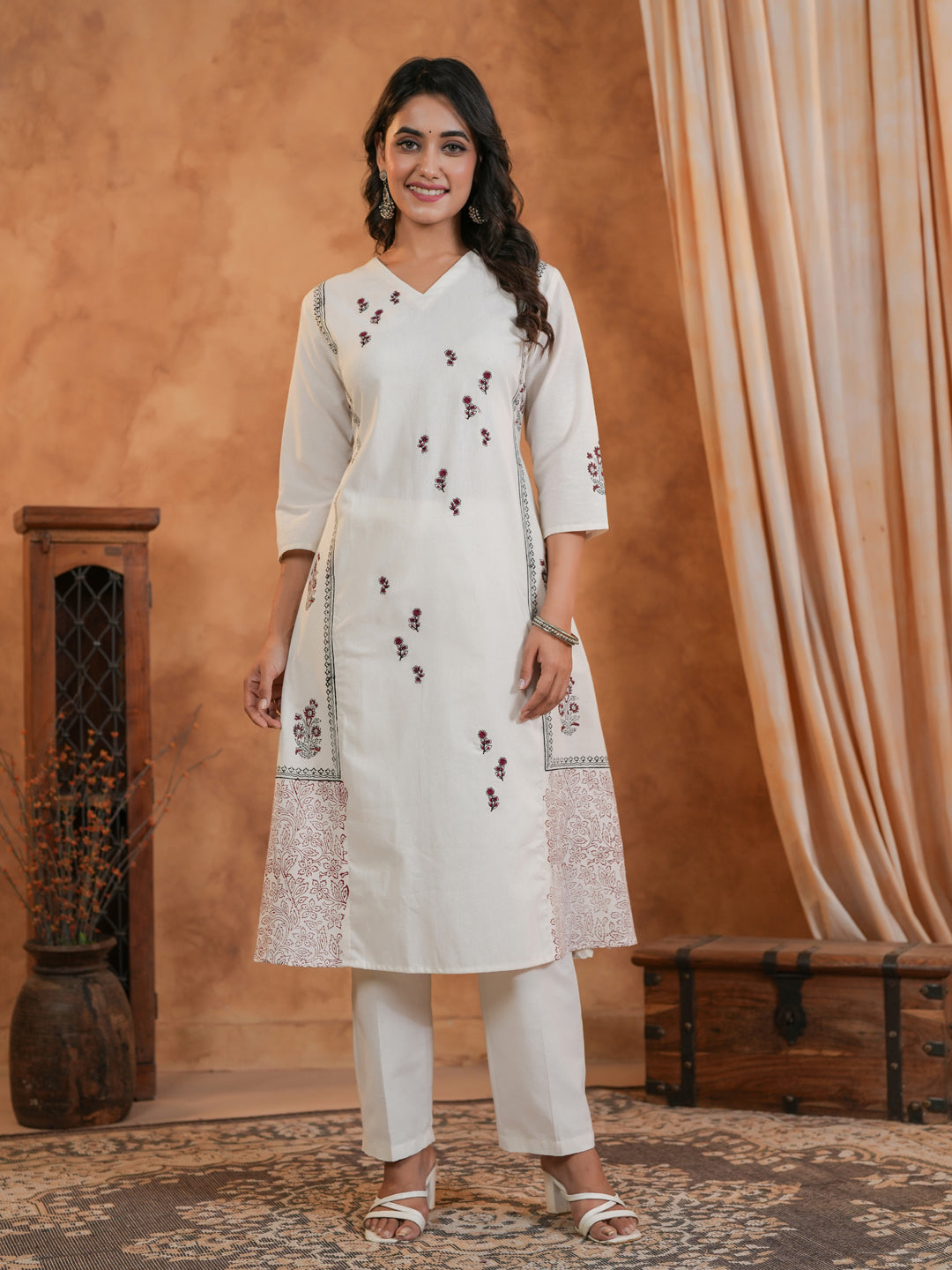 Span Off White V Neck Kurta Set with Dupatta
