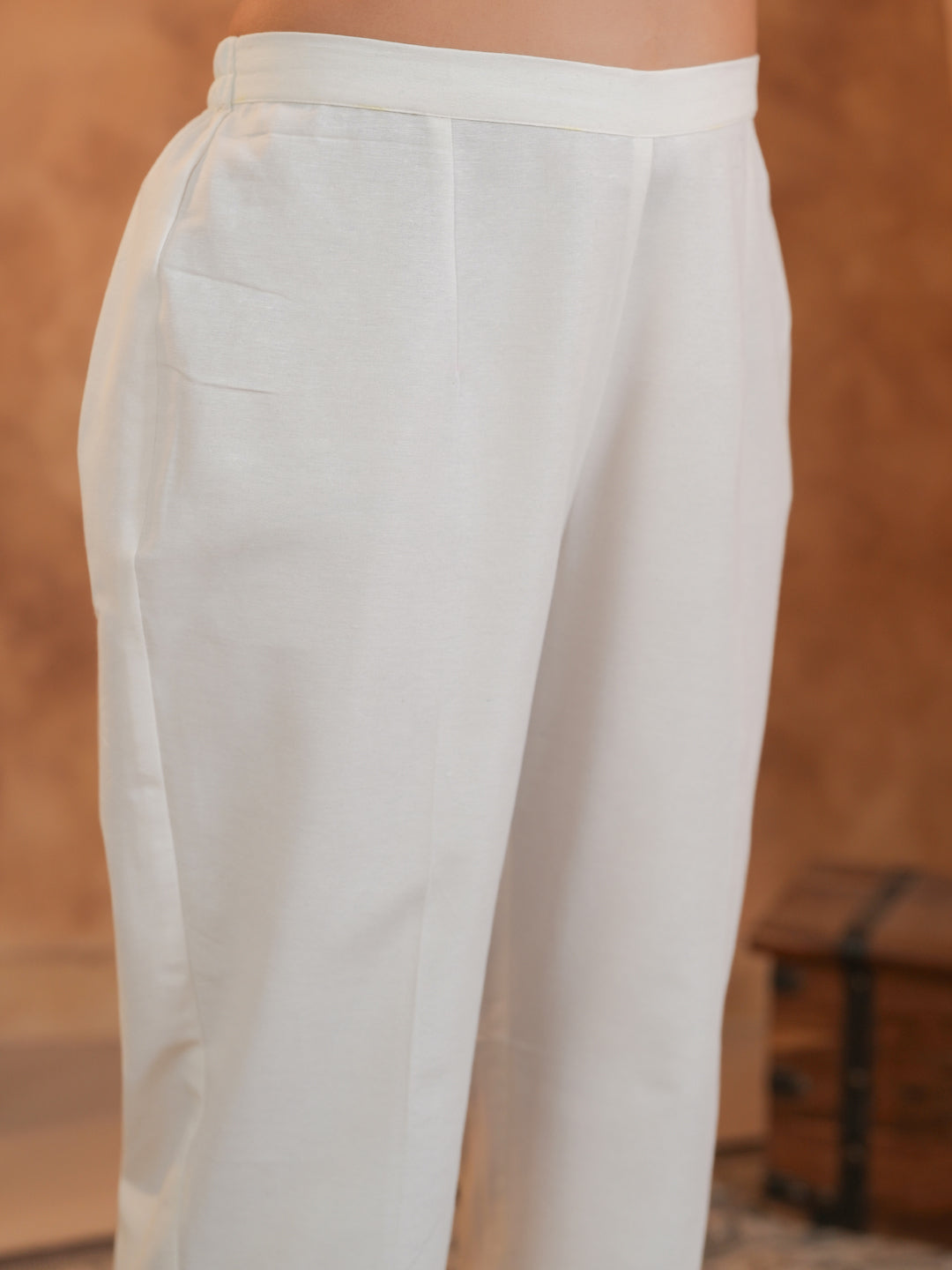 Span Off White V Neck Kurta Set with Dupatta