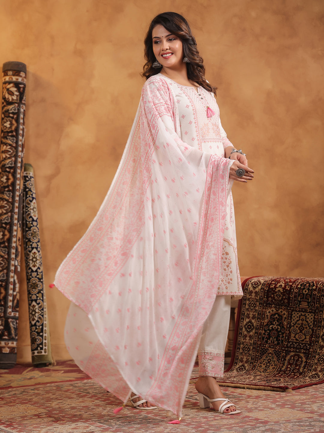 Span Off White Key Hole Neck Kurta Set with Dupatta
