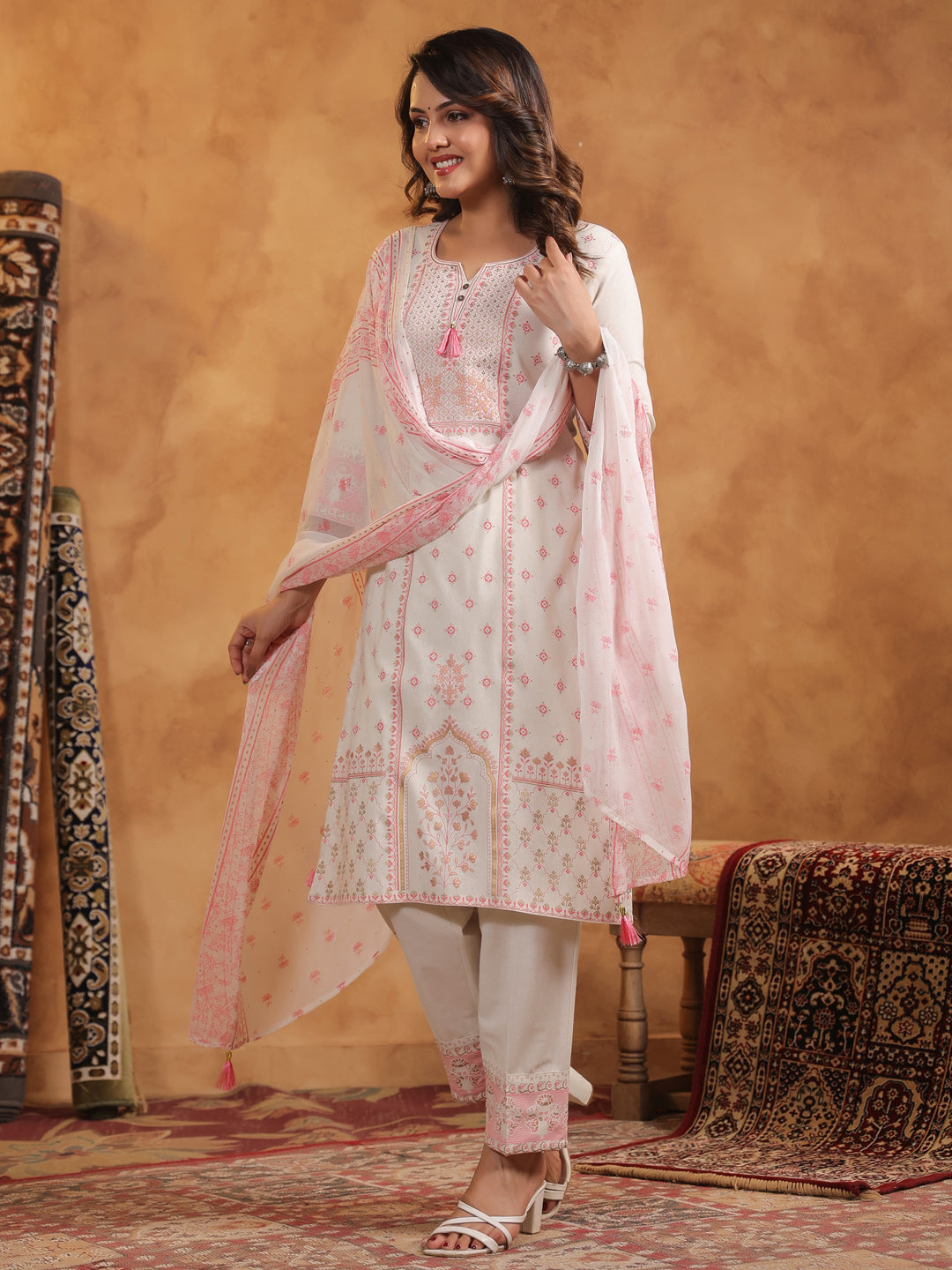 Span Off White Key Hole Neck Kurta Set with Dupatta