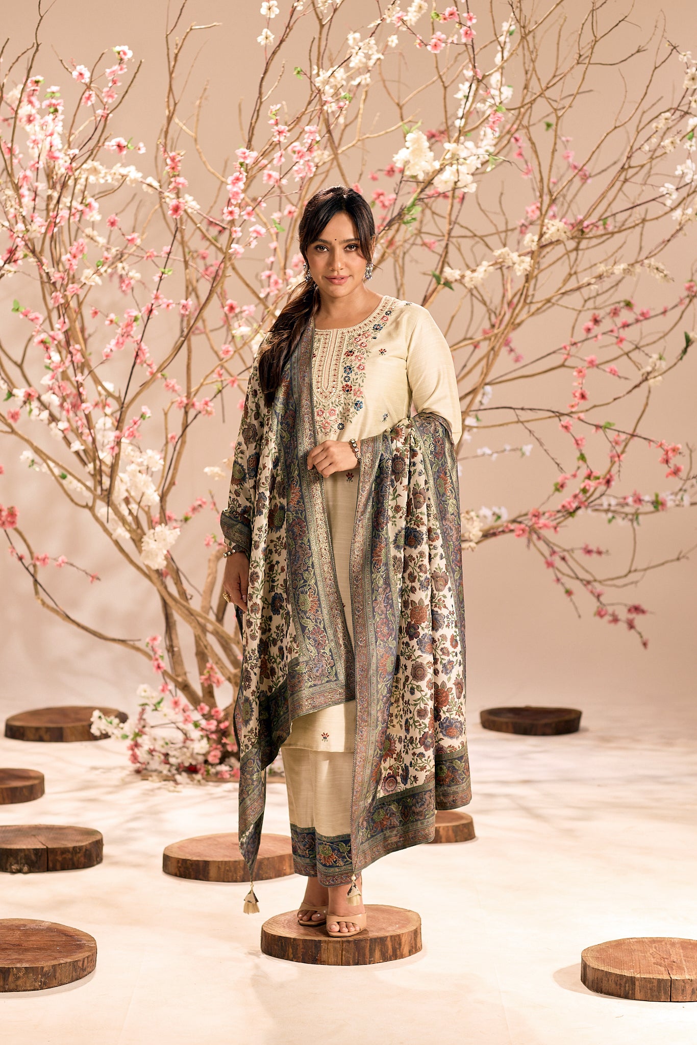 Span Ivory Round Neck Silk Kurta Set with Dupatta