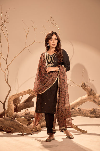Span Black V Neck Silk Kurta Set wih Dupatta