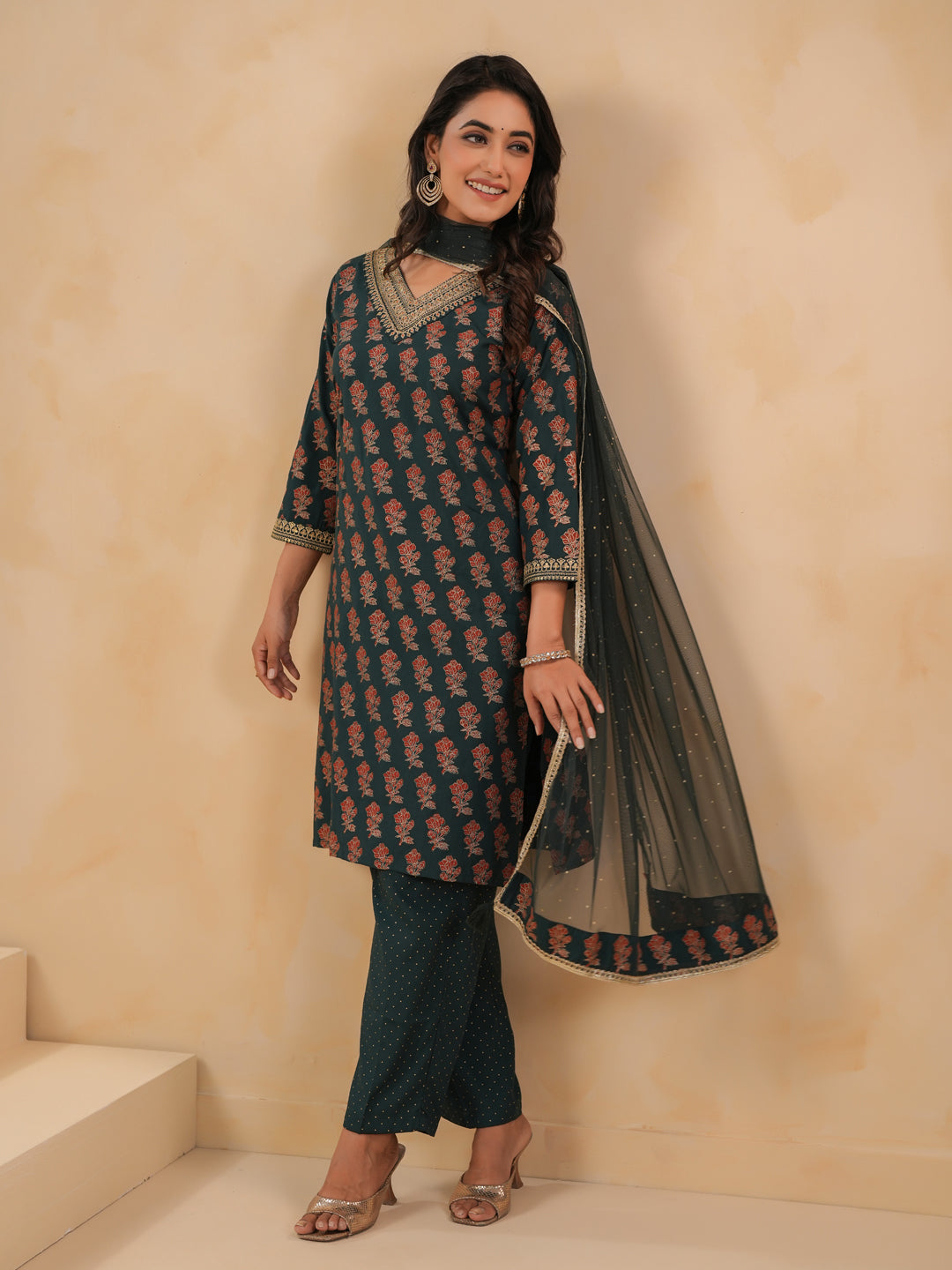 Span Green V Neck Silk Kurta Set with Dupatta